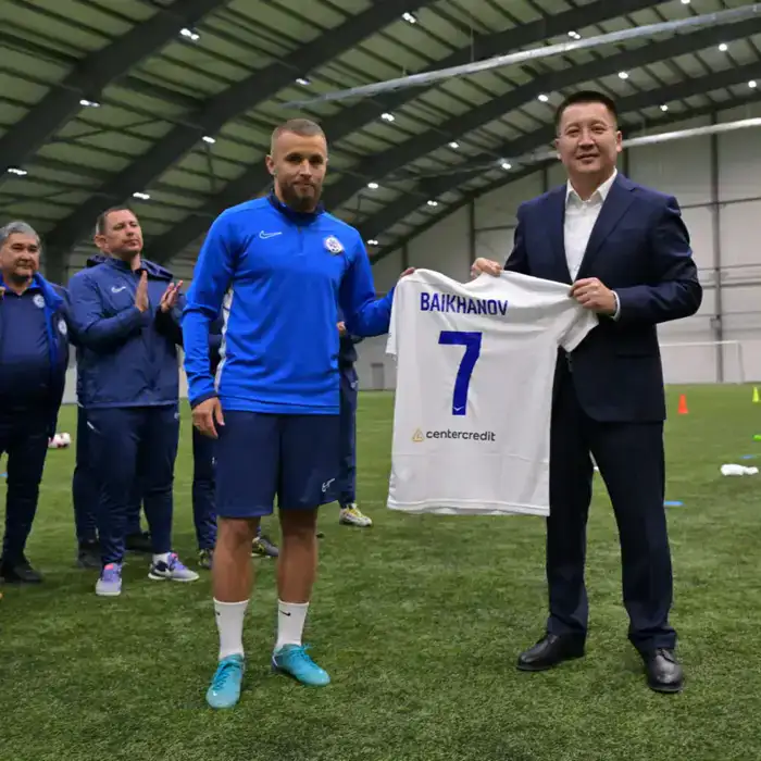 Аким области Асаин Байханов встретился с игроками и тренерским штабом ФК «Иртыш», поздравив команду с началом нового сезона в Премьер-лиге Казахстана (8)