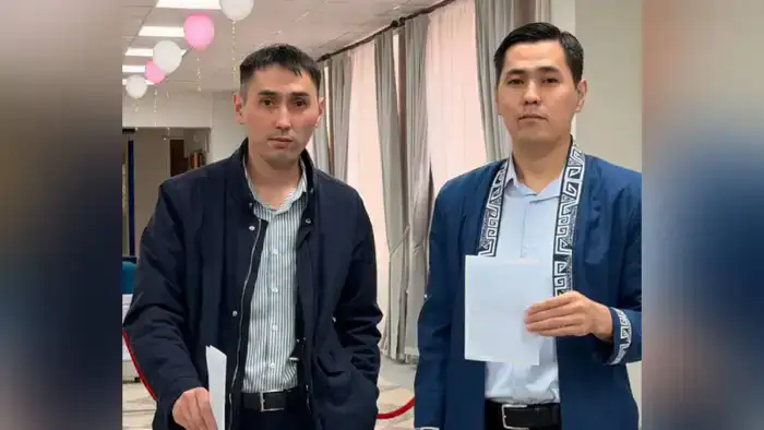 Два полицейских-близнеца: голосуем за будущее вместе!