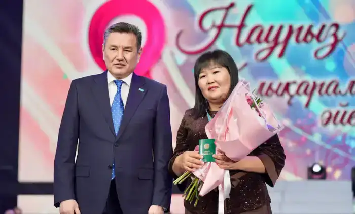 В Восточном Казахстане наградили отличившихся представительниц прекрасного пола (2)