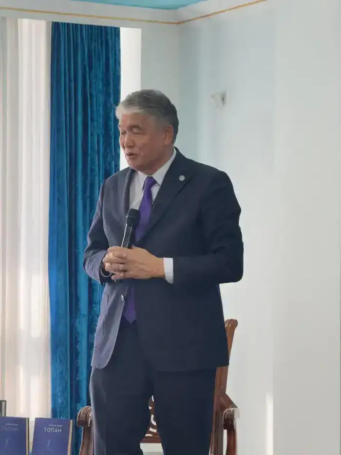 Вдохновение и обмен опытом: встреча с кыргызским писателем Султаном Раевым в Астане