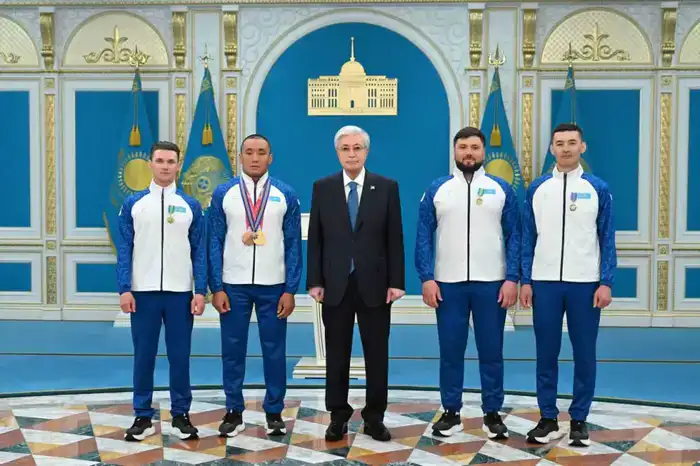 В резиденции Акорда состоялась церемония награждения чемпиона XIV зимних Паралимпийских игр в Италии Ербола Хамитова и его тренеров (4)