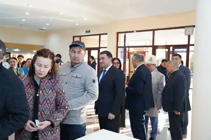 АКИМ ТУРКЕСТАНСКОЙ ОБЛАСТИ НУРАЛХАН КУШЕРОВ ПРОГОЛОСОВАЛ НА РЕФЕРЕНДУМЕ (3)