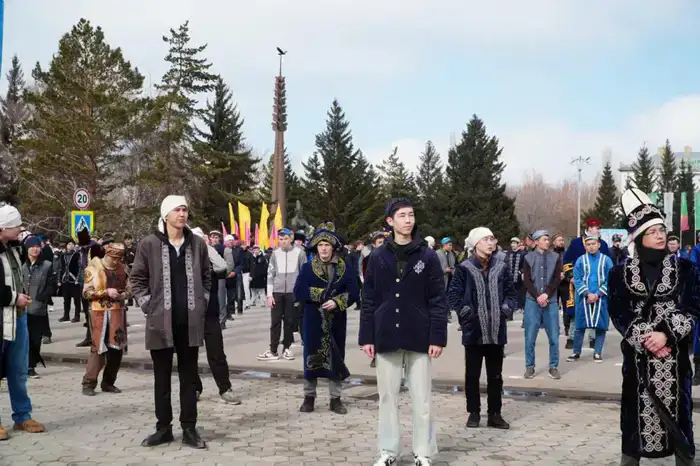 Более 2000 мужчин исполнили қара жорға в Кокшетау на празднике Наурыз мейрамы