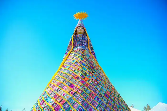 В Астане сотни людей связали необычную инсталляцию (4)