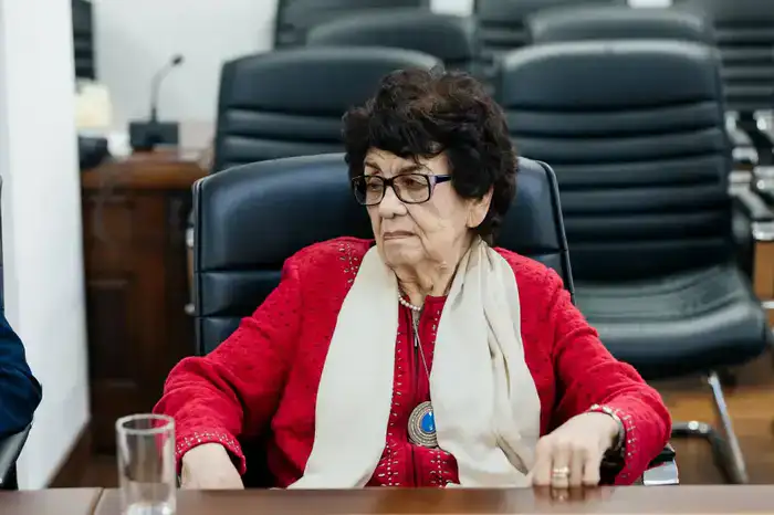 Аким Атырауской области Серик Шапкенов поздравил ветерана труда Нурпеиса Макашева с 80-летием (4)