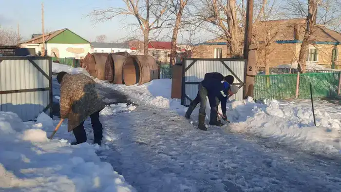 Вывоз снега из дворов в Карагандинской области из-за риска подтоплений