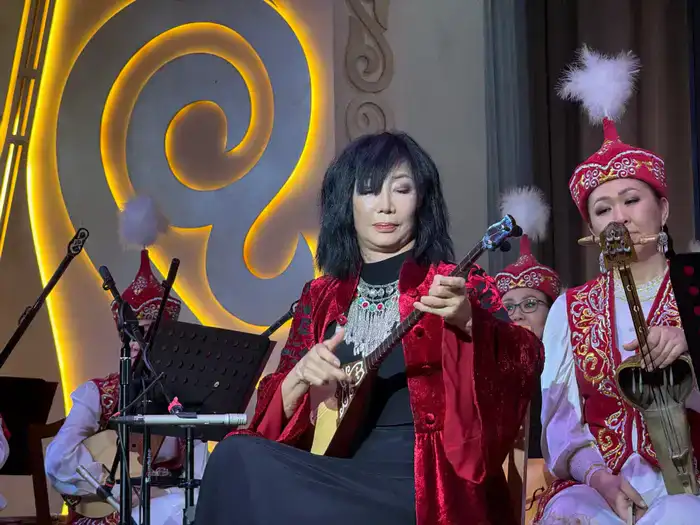 Два гения: Жамбыл и Дина в одном концерте! Шымкенте