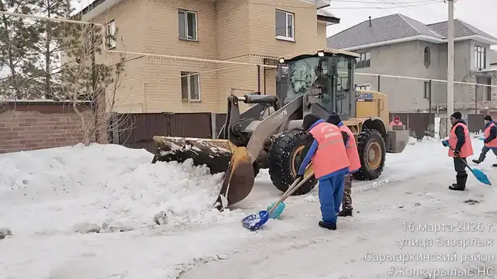 Тысячи дорожных рабочих вышли на снегоуборочные работы в Астане (8)