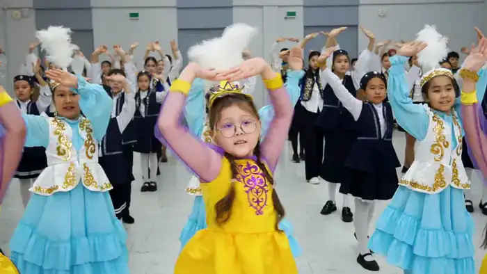 20 тысяч школьников Павлодарской области исполнили танец «Қара жорға» (3)