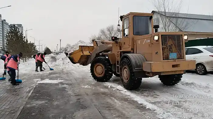 Тысячи дорожных рабочих вышли на снегоуборочные работы в Астане (10)