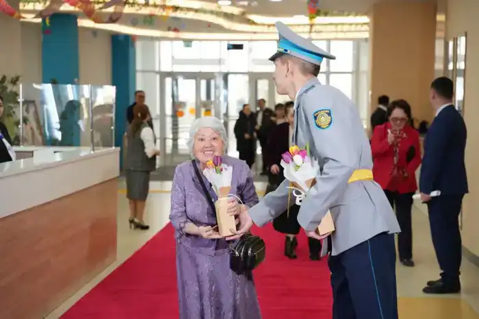 Алматы отметил педагогических ветеранов праздничным концертом