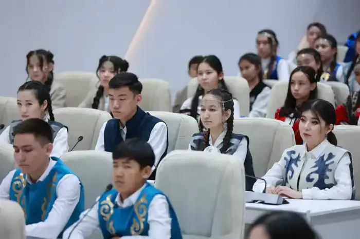 Ербол Карашукеев встретился с финалистами второго сезона «Ой шебері» (6)