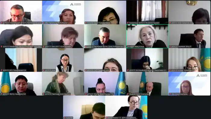 Обсуждение улучшения коммуникации и учебных планов в образовательной среде на аппаратном совещании
