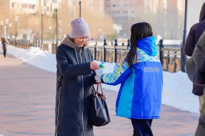 Волонтеры раздали баурсаки жителям Астаны (4)