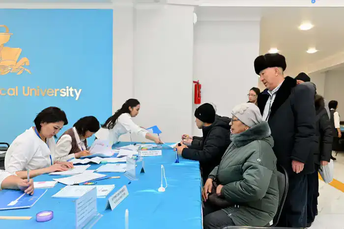 Аким области Абай проголосовал на референдуме (3)