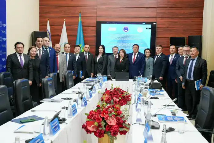 Министр юстиции Республики Казахстан Ерлан Сарсембаев принял участие в выездном заседании на тему «Обеспечение законности нотариальных действий и цифровизация нотариальной деятельности» (5)