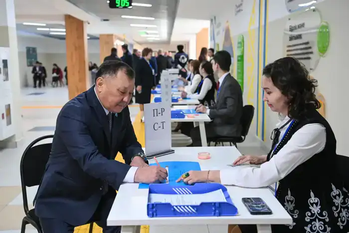 Глава региона проголосовал на республиканском референдуме (2)