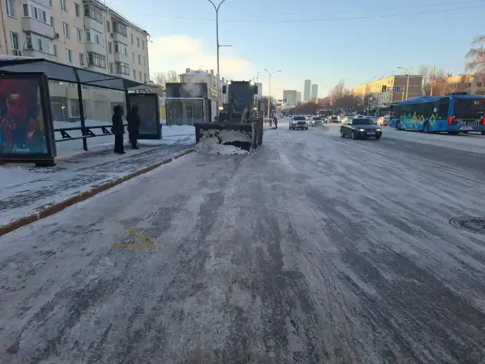 Снегопад в Астане: более 1700 единиц спецтехники задействованы в уборке снега в Астане (8)