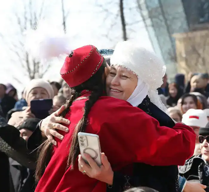 «Көктөбедегі Көрісу»: алматинцев поздравили с Днём Көрісу звуковые дроны и роботы (8)