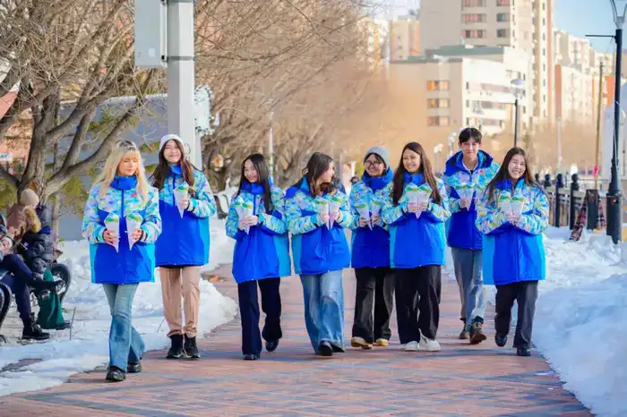 Волонтеры раздали баурсаки жителям Астаны (6)