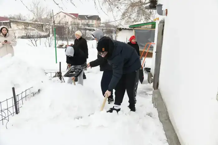 Активисты столичного Дома дружбы убрали снег во дворах пенсионеров (5)