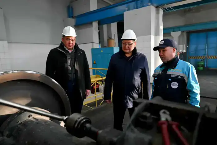 Аким области ознакомился с работой локомотивного депо «Қамқор Локомотив» в Аягозе (5)