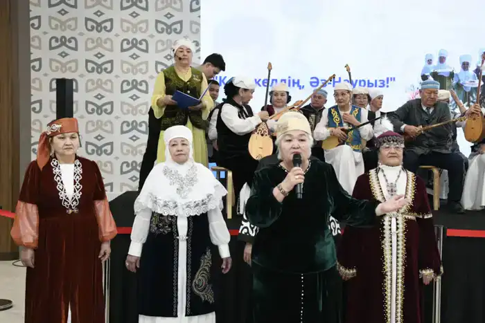 В Астане пенсионеры провели показ национальной одежды (2)