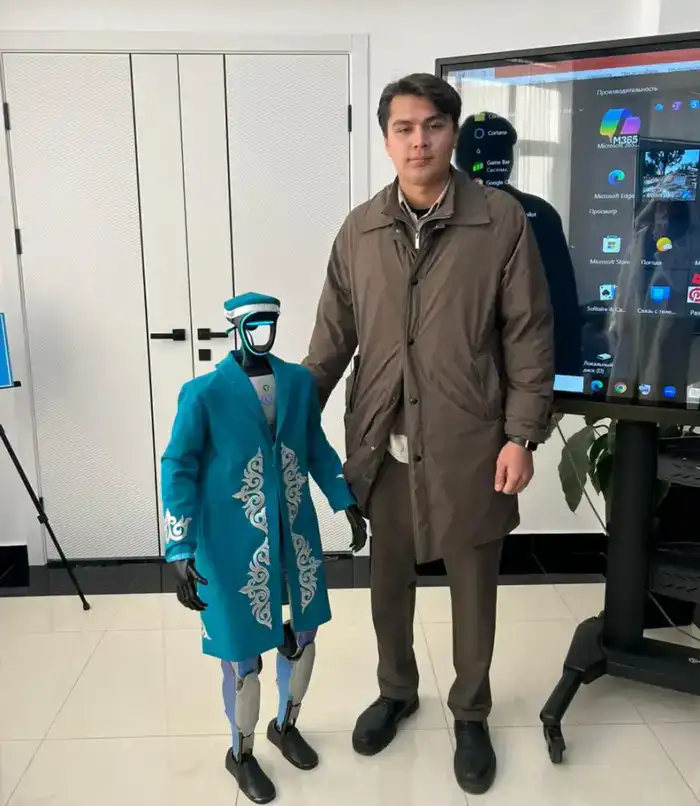 На референдуме в Алматинской области избиратели удивлены роботом в национальном костюме