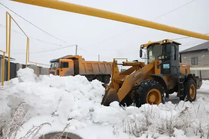 Акмолинская область активизирует работу по вывозу снега в условиях подготовки к паводковому периоду