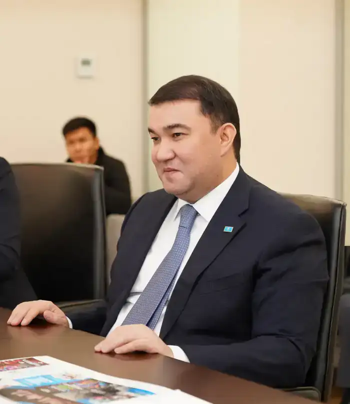 Нуралхан Кушеров Встречается с Продюсером Жанатом Мукановым и Певцом Торегали Тореали для Обсуждения Культурного Развития в Туркестанской Области