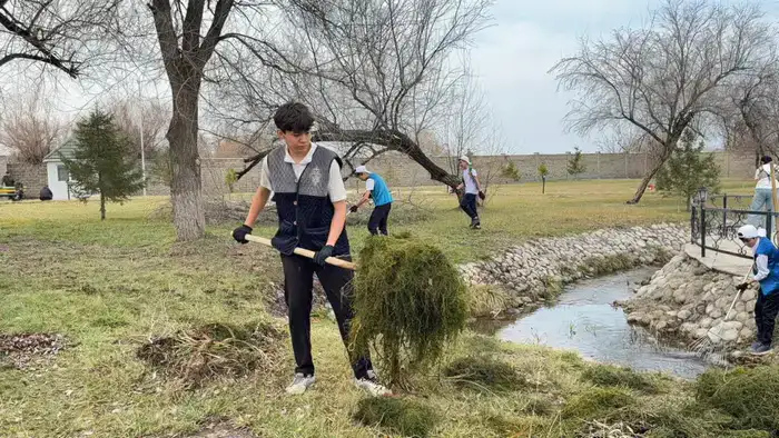 Казахстанская молодежь активно участвует в экологической акции «Мөлдір бұлақ» по очистке водоемов