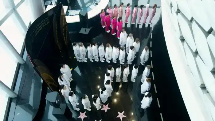 Столичные медики необычной акцией выразили поддержку новой Конституции (3)