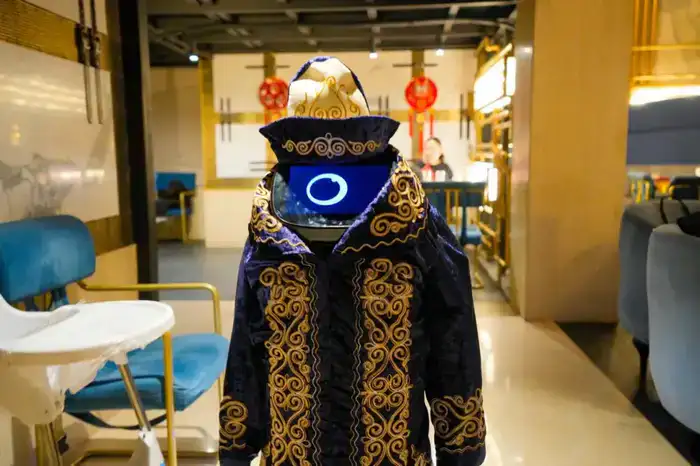 Робот-официант в чапане на празднике Наурыз в Астане