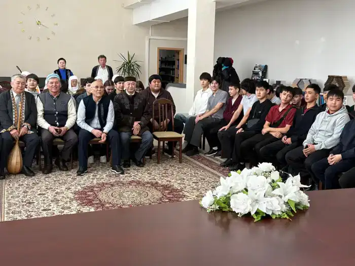 День Шанырака: столичные пенсионеры рассказали студентам о национальных традициях и дали свое благословение (6)