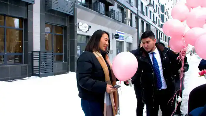 Цветы раздавали девушкам и женщинам в Астане (7)