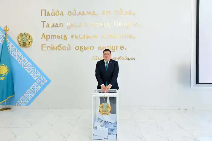 Аким области Абай проголосовал на референдуме (10)