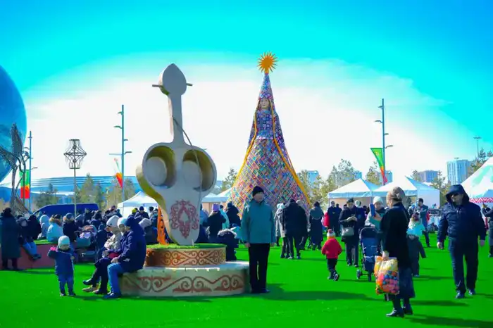 Сотни жителей Астаны объединяются для создания арт-инсталляции, символизирующей единство и традиции Казахстана