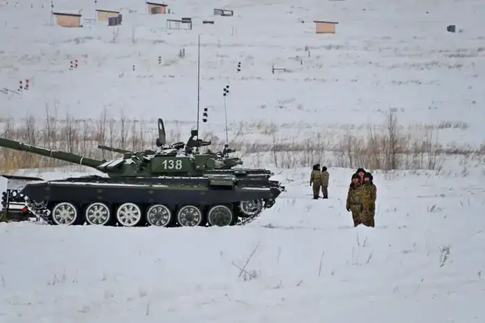 Танкисты отработали задачи по поражению целей в боевых условиях (3)