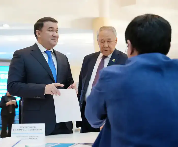 АКИМ ТУРКЕСТАНСКОЙ ОБЛАСТИ НУРАЛХАН КУШЕРОВ ПРОГОЛОСОВАЛ НА РЕФЕРЕНДУМЕ (2)