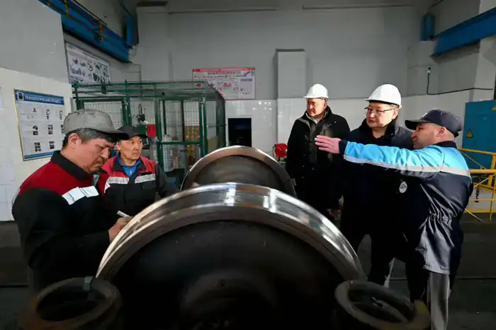Аким области ознакомился с работой локомотивного депо «Қамқор Локомотив» в Аягозе (9)