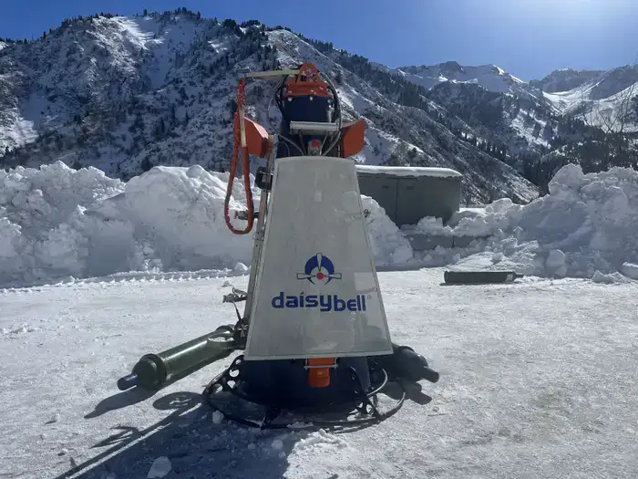 Современные технологии для управления лавинами в горах Алматы