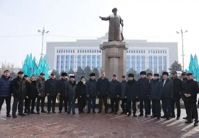 Торжественная церемония в Таразе: жители почтили память Жамбыла Жабаева