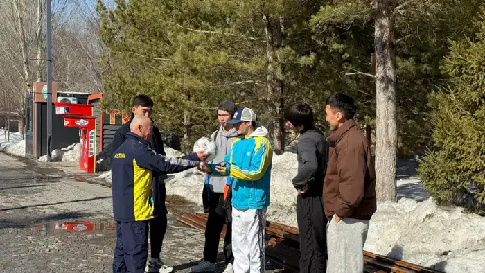 В Астане прошла акция по обмену вейпов на спортивный инвентарь с участием мастера гиревого спорта Серика Абдахина