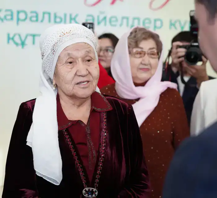 АКИМ ТУРКЕСТАНСКОЙ ОБЛАСТИ ВСТРЕТИЛСЯ С МНОГОДЕТНЫМИ И УВАЖАЕМЫМИ МАТЕРЯМИ И ПОЗДРАВИЛ ИХ С ПРАЗДНИКОМ (2)