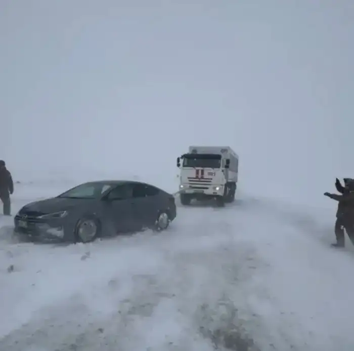 Спасательные операции в Казахстане: 78 человек и 29 автомобилей эвакуированы из снежных заносов за три дня