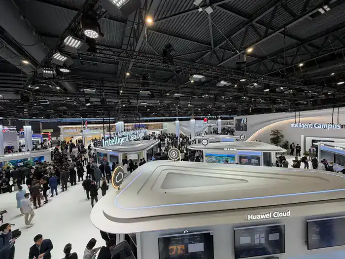 Вице-министр транспорта РК принял участие в MWC Barcelona 2026 (3)