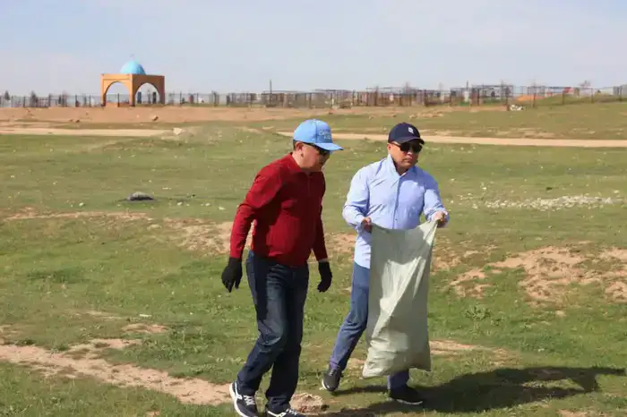 ТУРКЕСТАН: В САРЫАГАШЕ ПРОШЕЛ ОБЩЕРАЙОННЫЙ СУББОТНИК