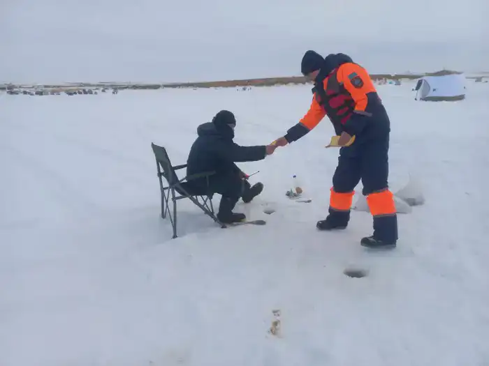 В ДЧС ВКО предупреждают: весенний лед крайне опасен (2)
