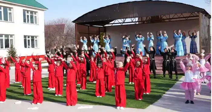 В селе Байсерке референдум проходит с элементами этно-брейка, превращая голосование в культурный праздник
