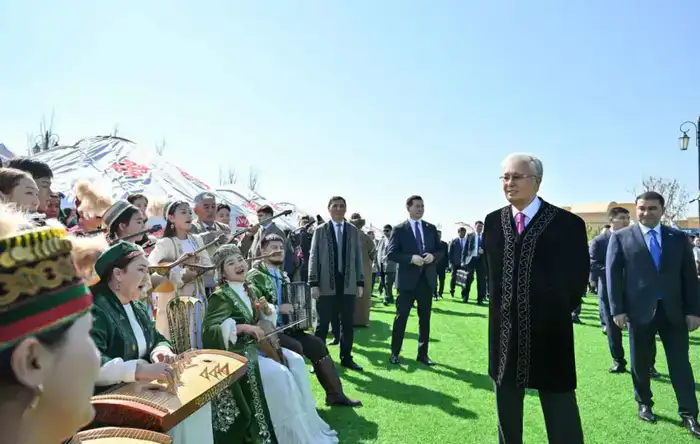 Глава государства принял участие в народных гуляньях по случаю праздника Наурыз (6)